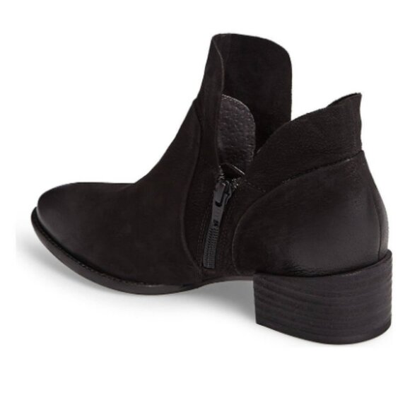 Seychelles Size 5 Distressed Black Leather Booties - Picture 2 of 5